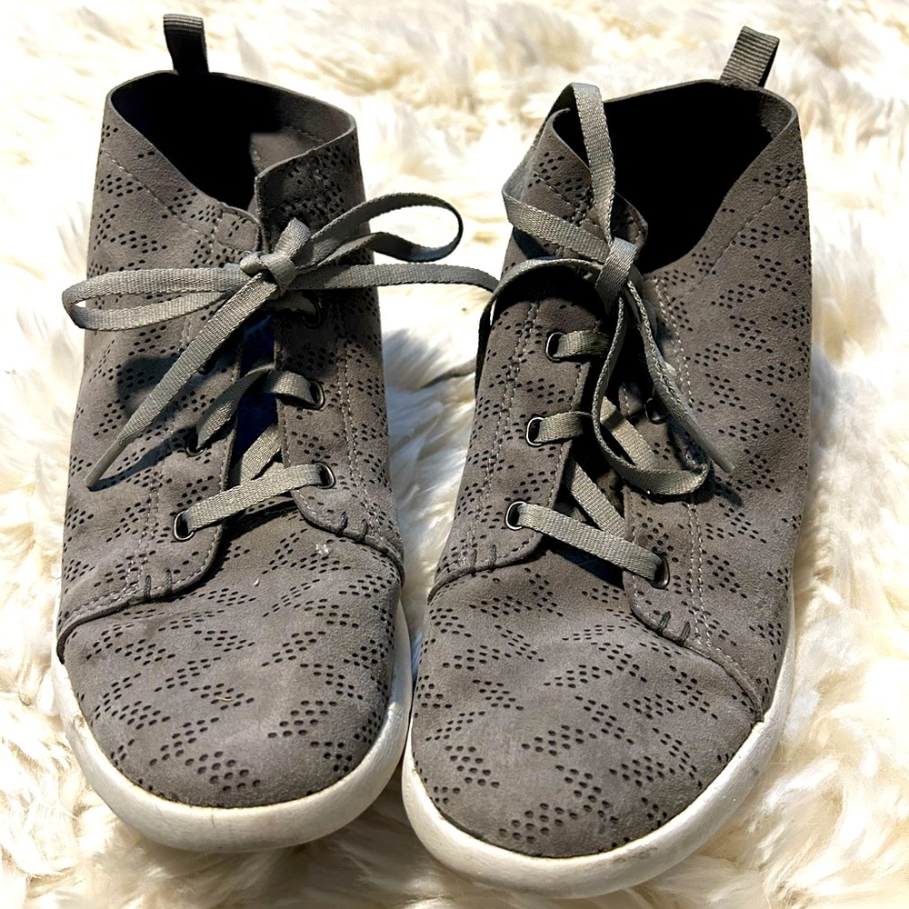 BearPaw gray cute tennis shoes sz 8